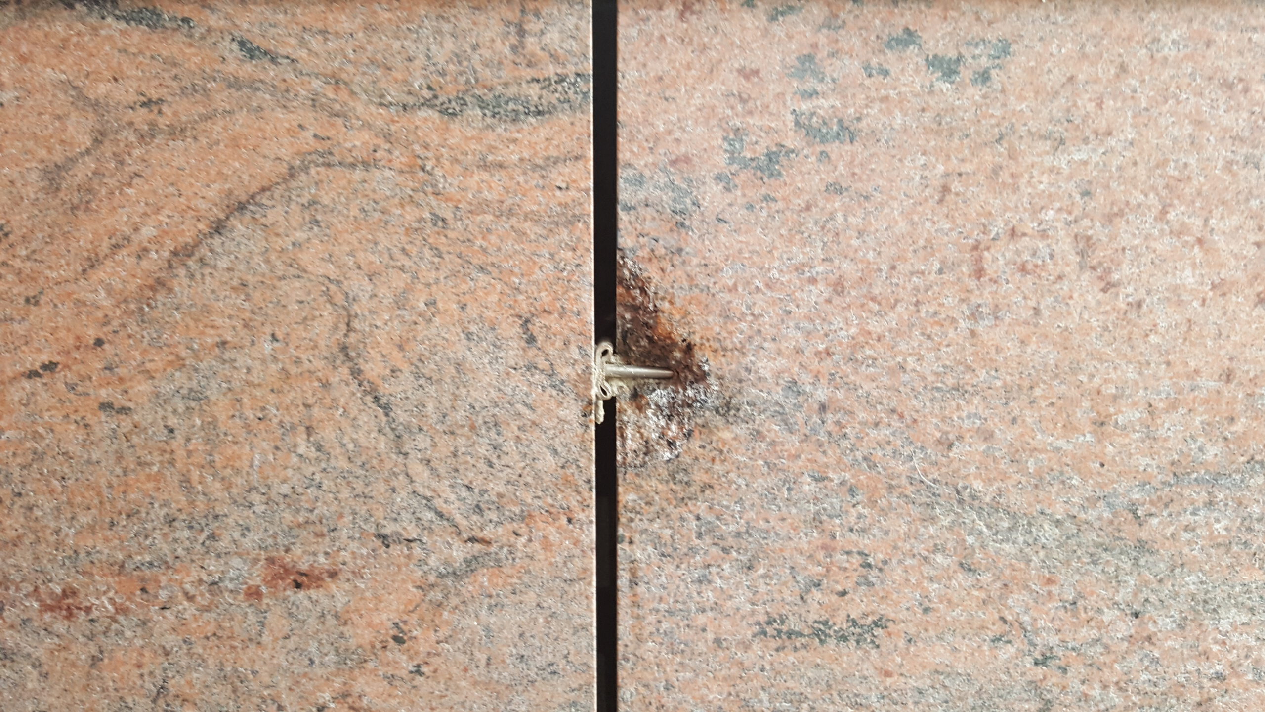 Instandsetzung, Reparatur und Überarbeitung von Natur- und Kunststein. Bodenfliesen, Wandfliesen, Verkleidungen, Waschtische, Treppenstufen, Säulen, Pfeiler, Arbeitsplatten usw..